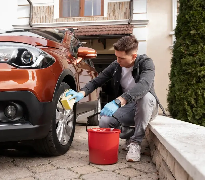 Lavage auto à domicile Chennevières-lès-Louvres : professionnel intervenant sur un véhicule